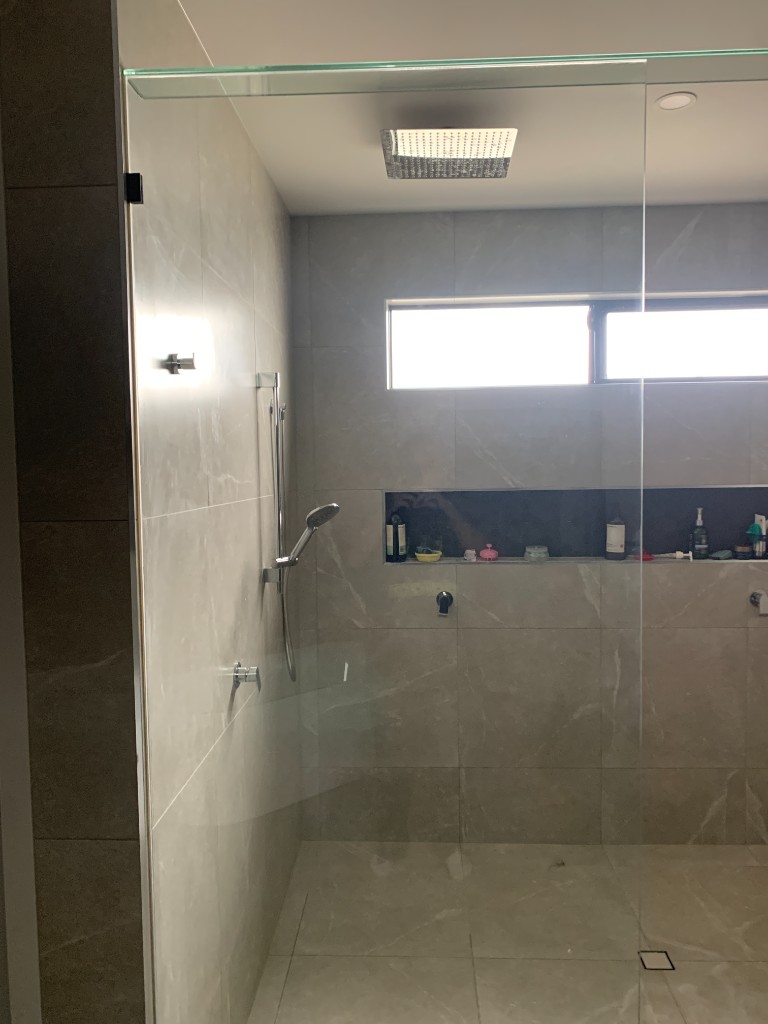 Clear glass after scratch reduction and polish